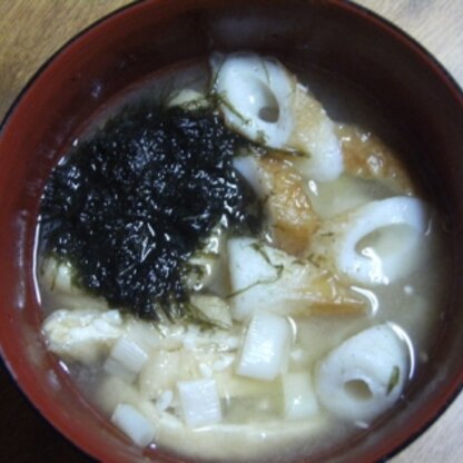 ちくわのダシが出るし、油揚げも食べた感があるし、美味しいネ↑↑↑青海苔を一杯入れたヨ♪こまこましいのはネギ（笑）
❤・・❤ご馳走様でした！